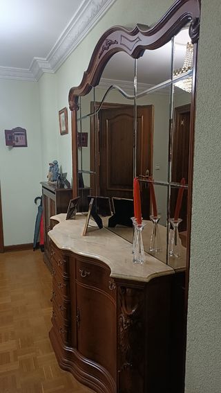 URGE.Recibidor madera y mármol clásico.