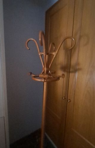 Perchero vintage de madera y ratán