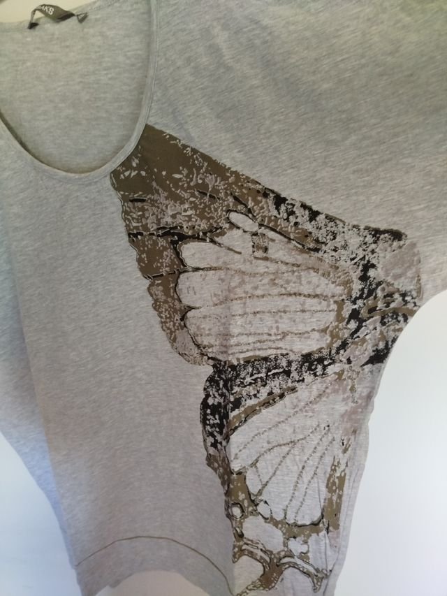 Camiseta gris estampada mariposa