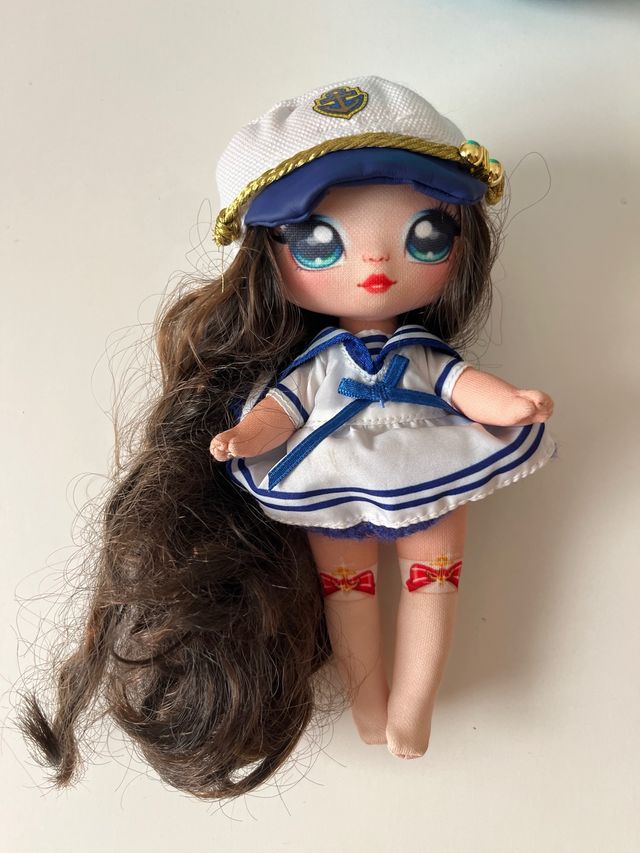 Muñeca Na! Na! Na! Surprise Marinera con su bolso