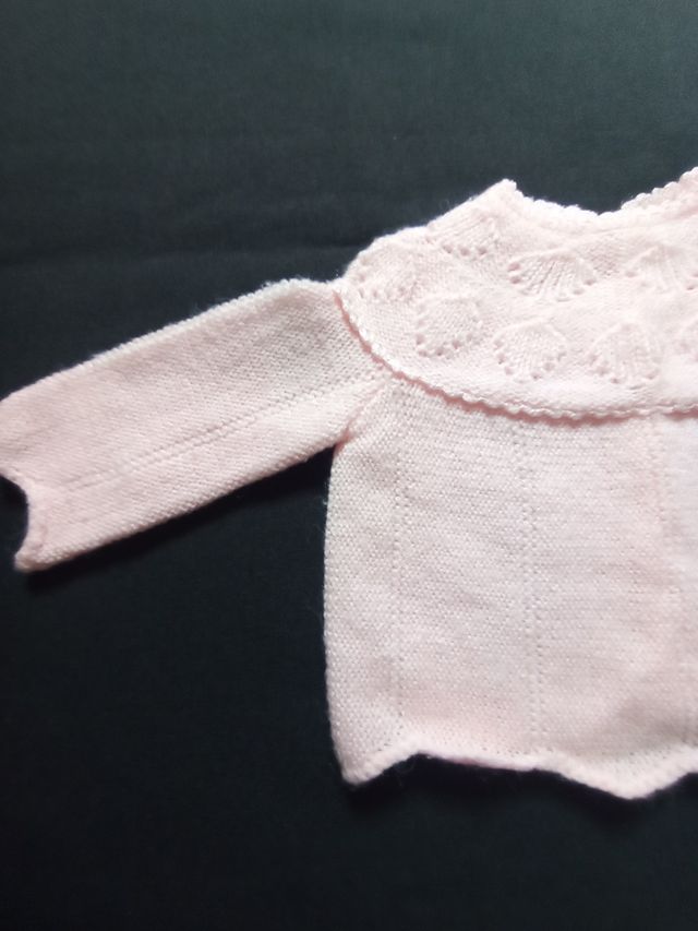 Chaquetita bebé hecha a mano