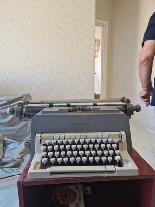 Macchina da scrivere Olivetti vintage