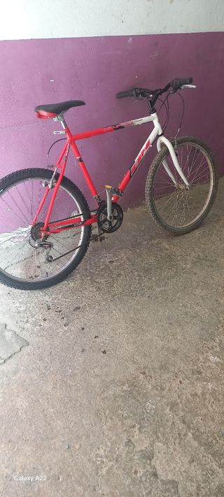 Bicicleta montaña roja-blanca