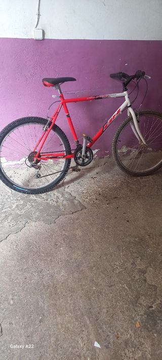 Bicicleta montaña roja-blanca