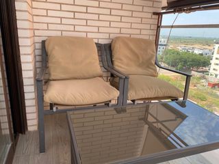 2 sillas estructura metálica + mesita de vidrio.