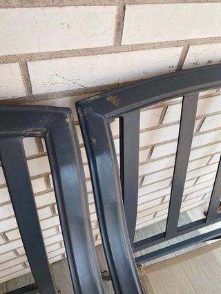 2 sillas estructura metálica + mesita de vidrio.