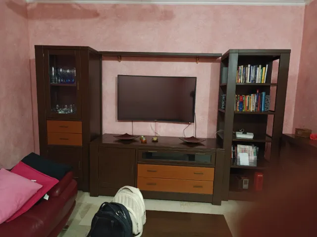 Bonito Mueble salón madera marrón con vitrina