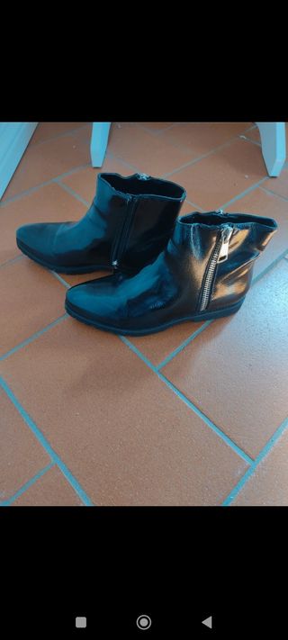 Stivaletti neri lucidi