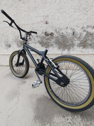 Bicicleta BMX negra