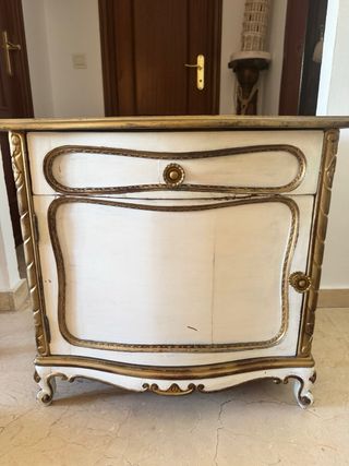 Mesita de noche blanca y dorada