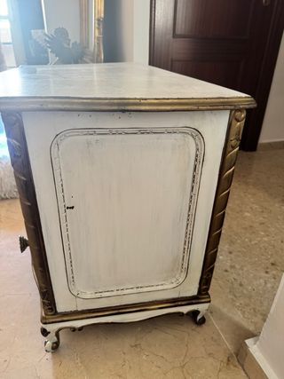 Mesita de noche blanca y dorada