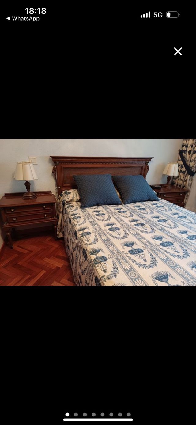 Dormitorio clásico madera - Cabecero y mesillas