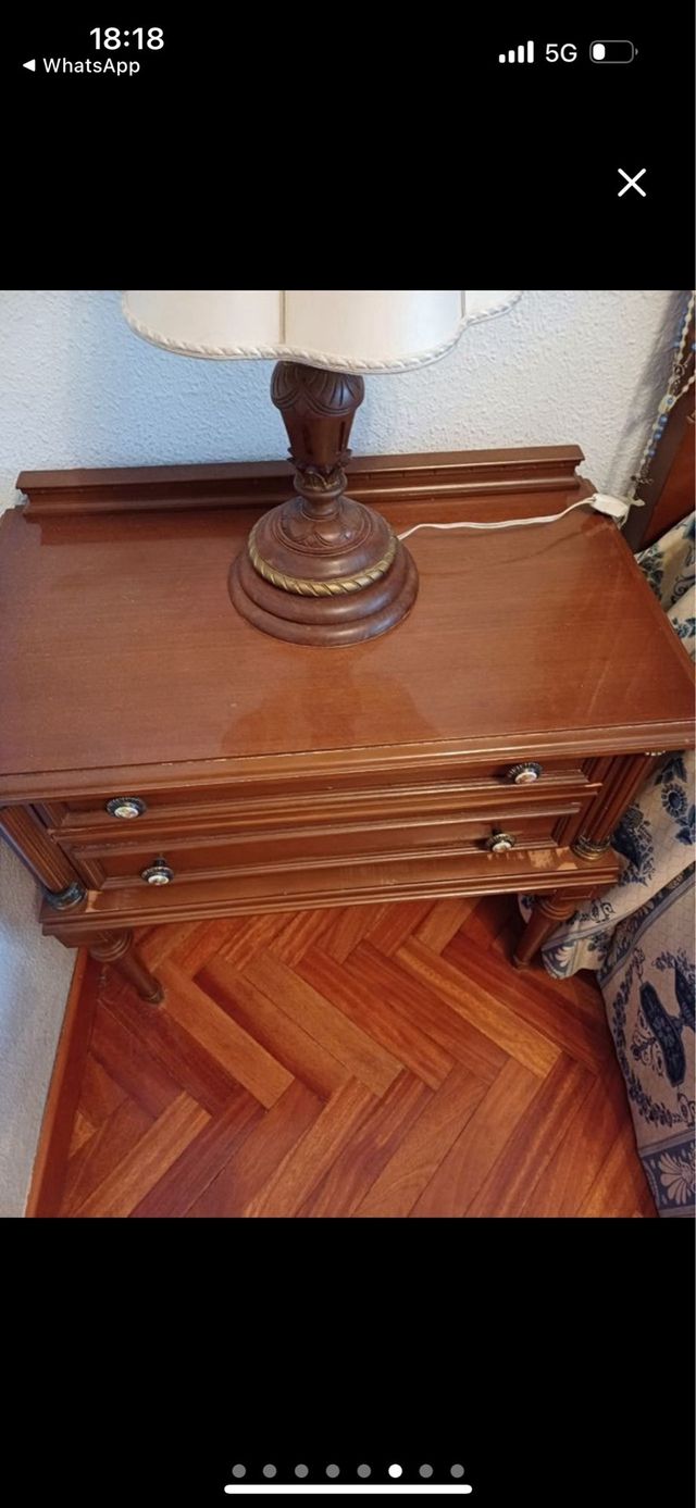 Dormitorio clásico madera - Cabecero y mesillas