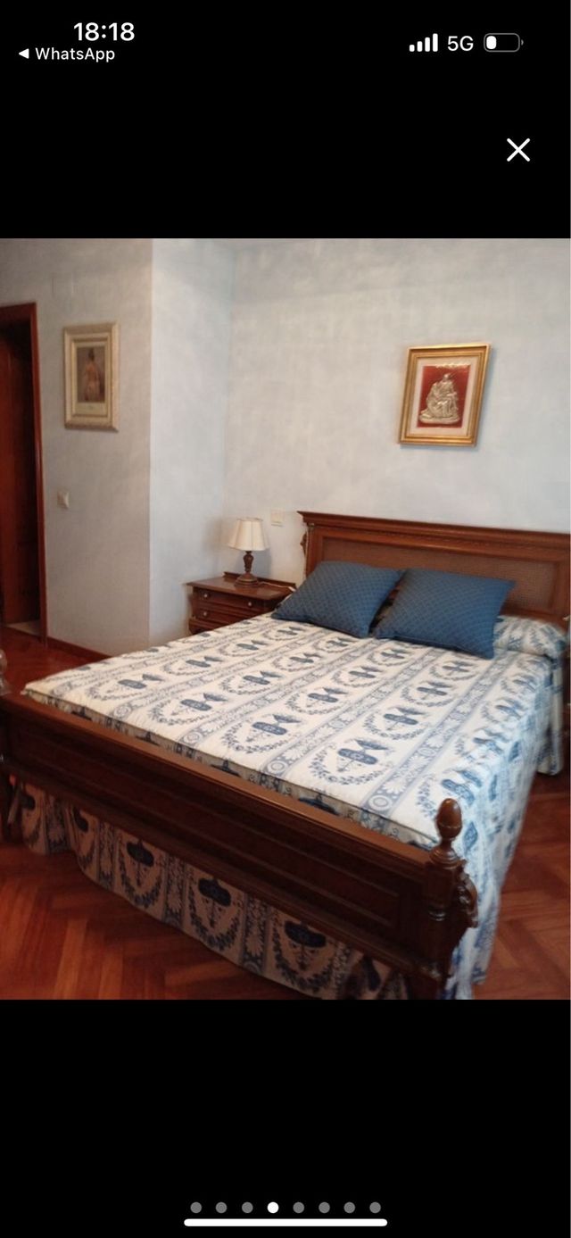 Dormitorio clásico madera - Cabecero y mesillas