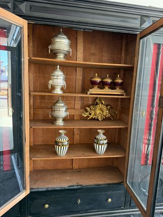 Elegante librería con baldas.