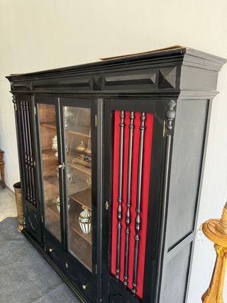 Elegante librería con baldas.