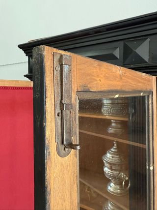 Elegante librería con baldas.