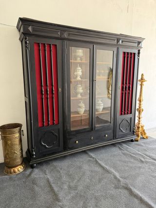 Elegante librería con baldas.