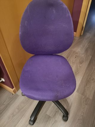 Silla escritorio morada usada