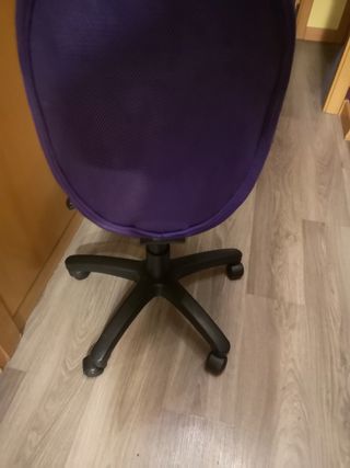 Silla escritorio morada usada