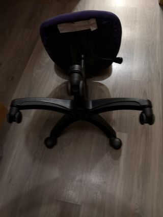 Silla escritorio morada usada
