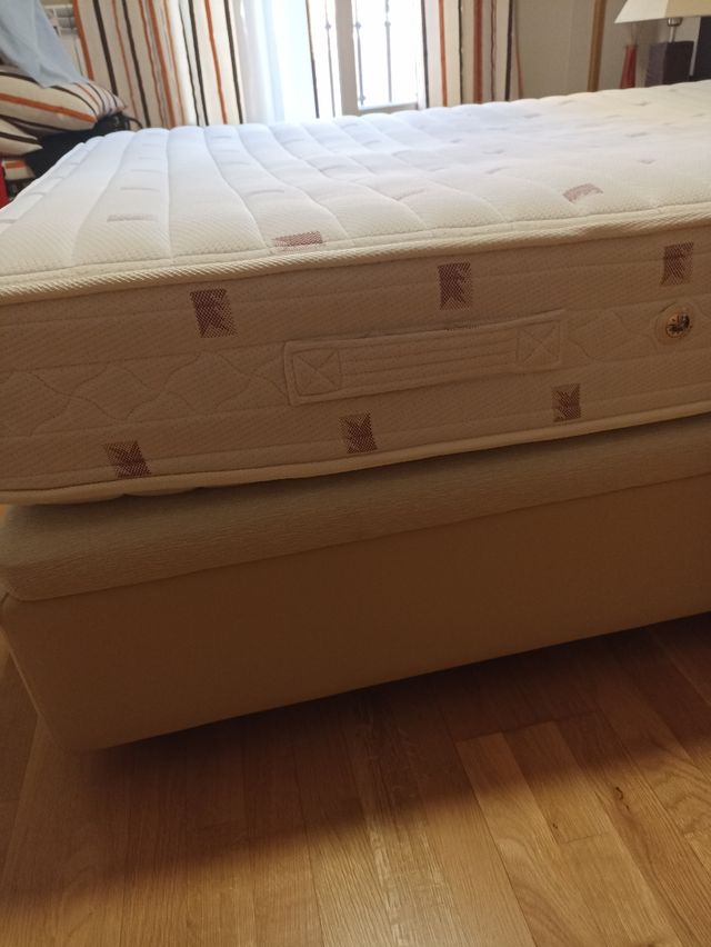 Canapé de polipiel y colchón.