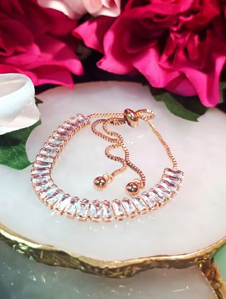 Pulsera ajustable chapada en oro 18K y circonitas
