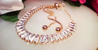 Pulsera ajustable chapada en oro 18K y circonitas
