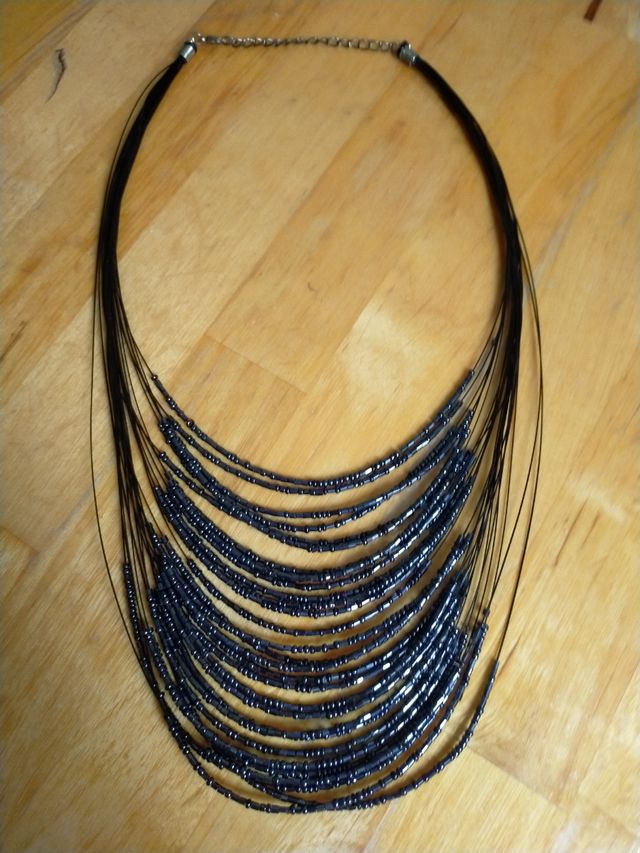 Collar negro multicapa