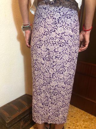 Falda midi Zara morada estampada