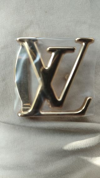 Hebilla Louis Vuitton dorada.