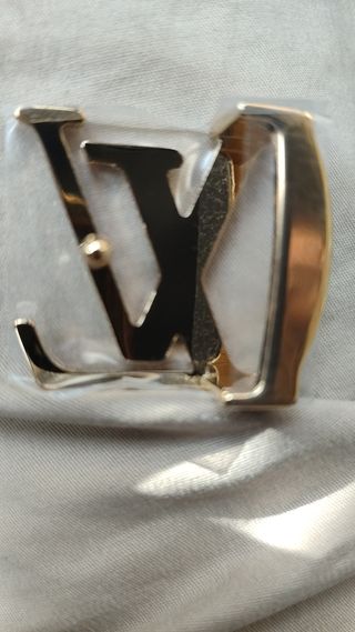 Hebilla Louis Vuitton dorada.
