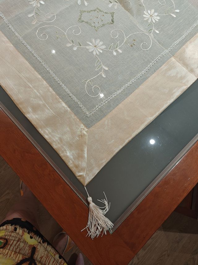 Cubremesa beige lino bordado
