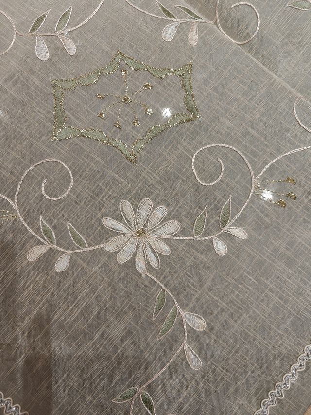 Cubremesa beige lino bordado