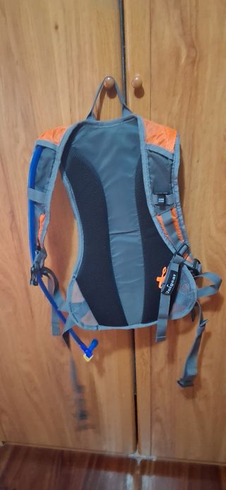 Mochila hidratacion gris-naranja