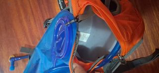 Mochila hidratacion gris-naranja