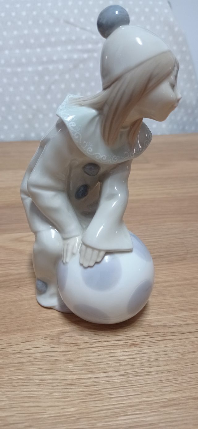 Lladró Niña con Pelota