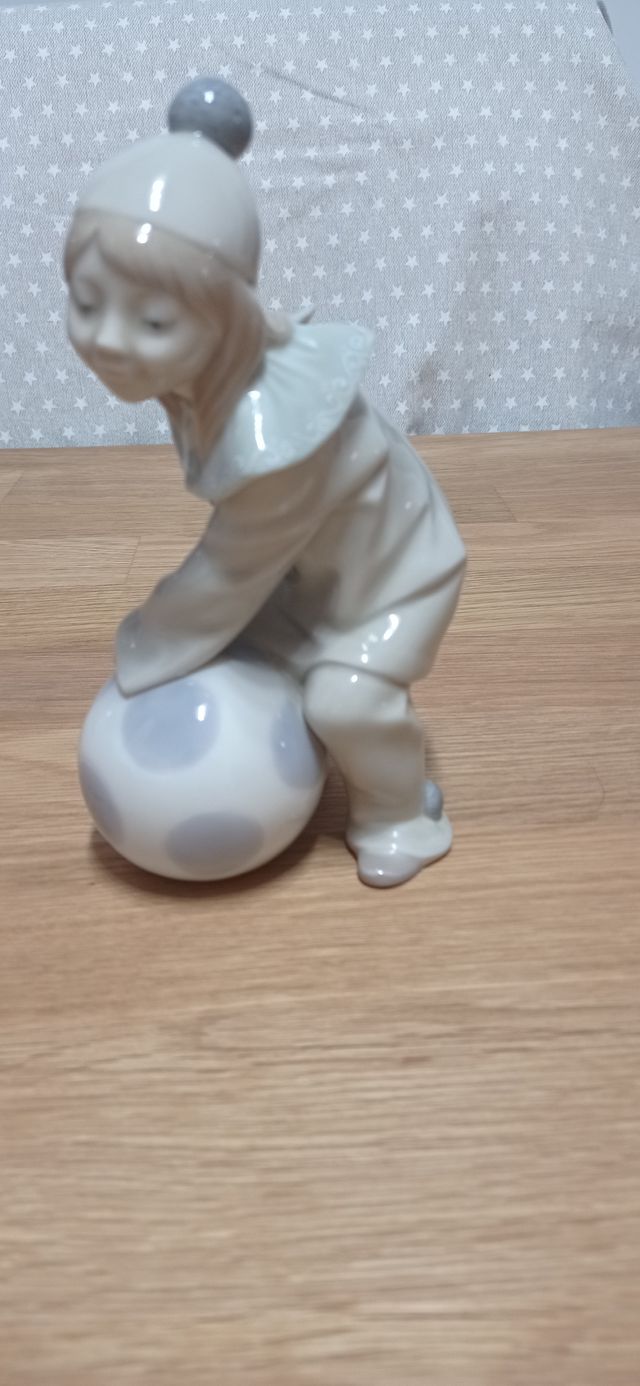 Lladró Niña con Pelota