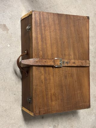 Caja madera antigua con correa