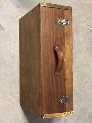 Caja madera antigua con correa