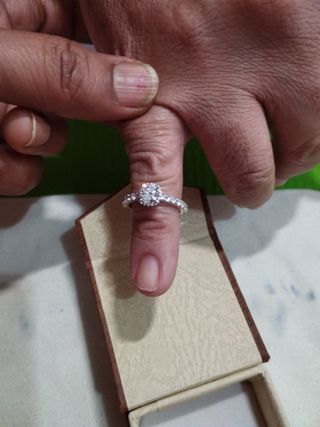 Anillode oro 14kt y  creados diamante