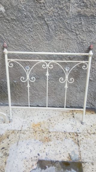 2 Letti singoli ferro battuto bianchi .. 