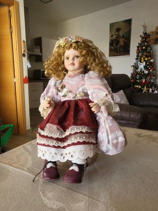 Muñeca porcelana antigua con silla