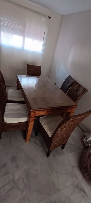 Mesa cristal + 6 sillas mimbre