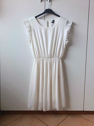 Abito bianco maniche a balze