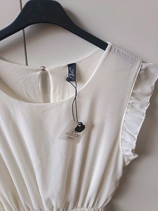 Abito bianco maniche a balze