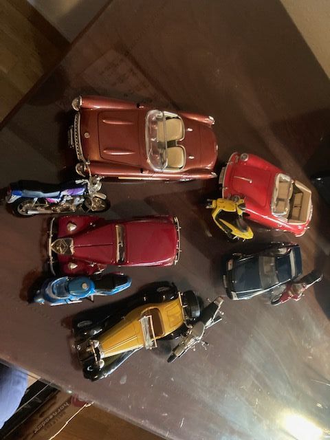 Vendo 5 coches y 5 motitos de colección o juguetes
