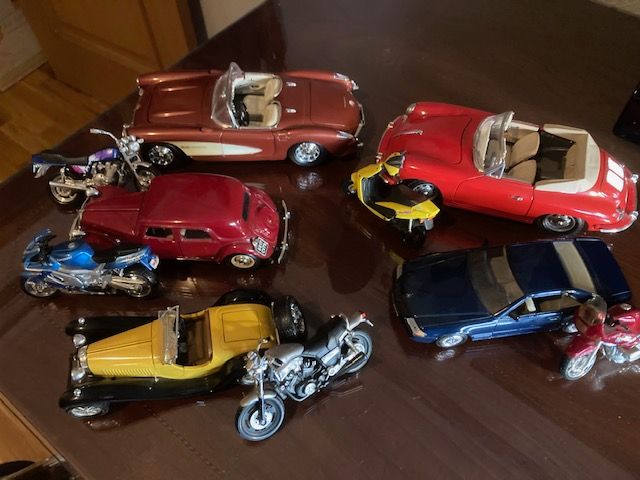 Vendo 5 coches y 5 motitos de colección o juguetes
