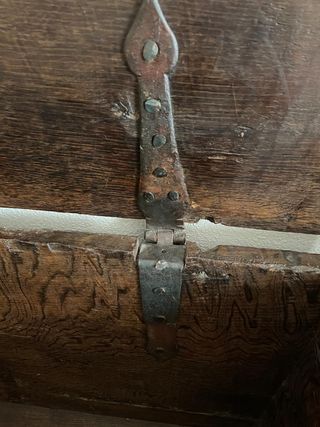 Arca antigua de madera tallada