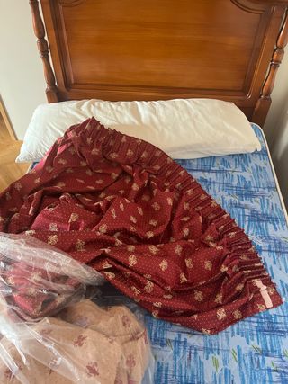 Cortinas rojas y doradas
